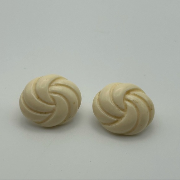 Vintage Oval Cream Ivory White Textured Swirl Wavy Knot Clip On Earrings - Picture 3 of 6